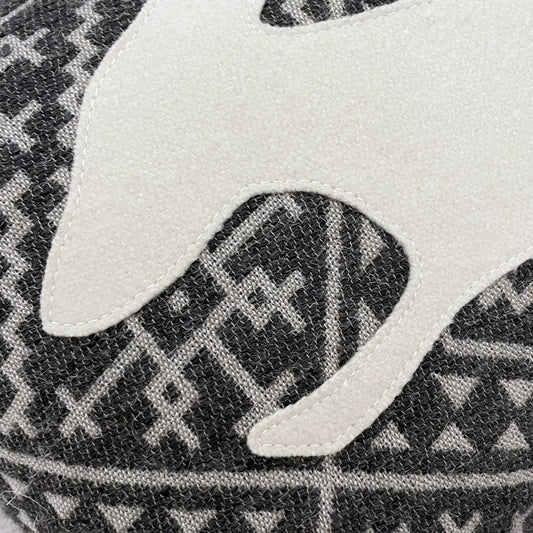 Detailaufnahme des applizierten cremefarbenen Dackels auf italienischem Jacquard