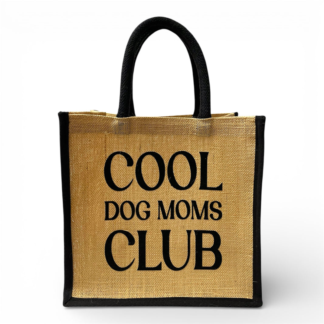 Jutetasche mit schwarzen Griffen und Nahteinfassungen. Vorne mit plakativem COOL DOG MOMS CLUB Schriftzug.